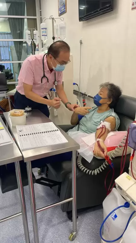 义务医生以及护士定期为病患做检验 (3)