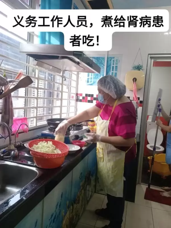 义务工作人员煮给肾病患者吃 (11)