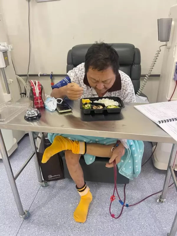 义务工作人员煮给肾病患者吃 (16)