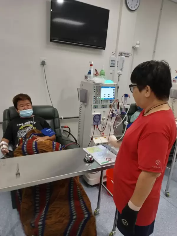 义务工作人员煮给肾病患者吃 (24)